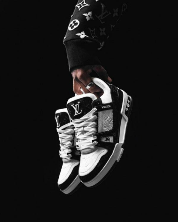 trainer black white with all accessories