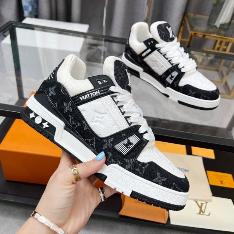 trainer black white with all accessories