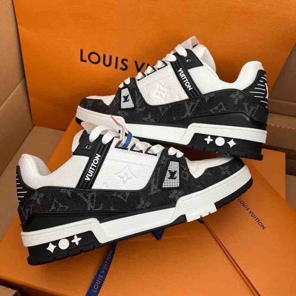 trainer black white with all accessories