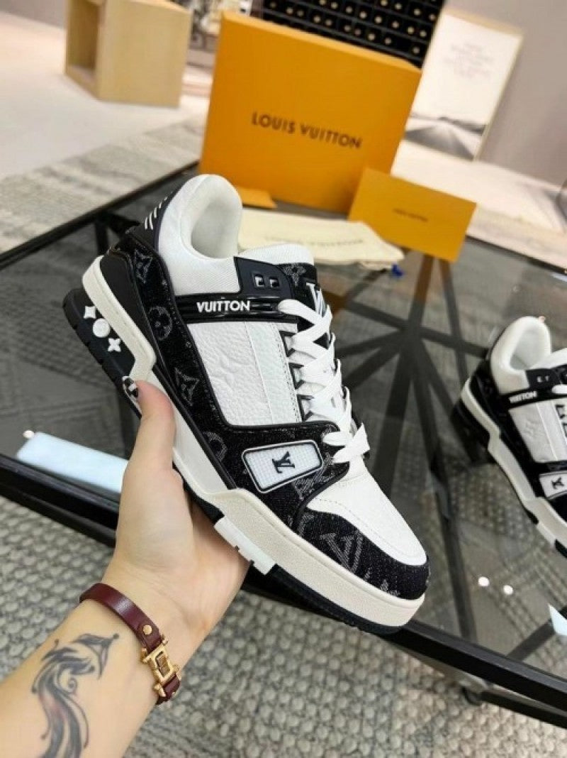 trainer black white with all accessories