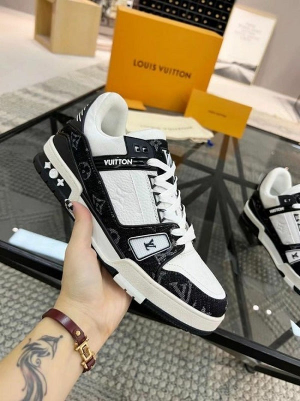 trainer black white with all accessories