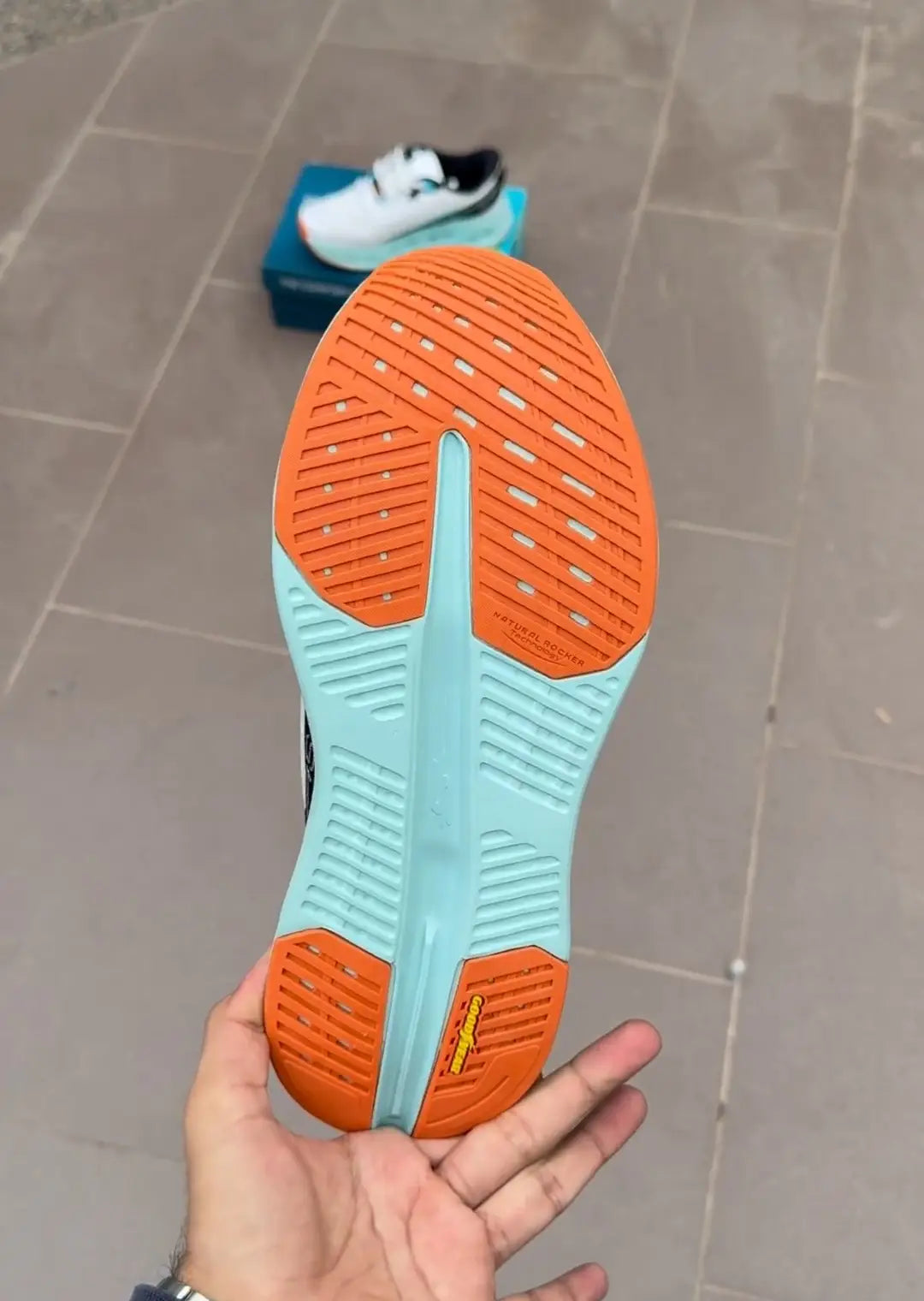 Skecherss  MAX Cushioning Glide-Step - A Slip-ins in White/Multi,
