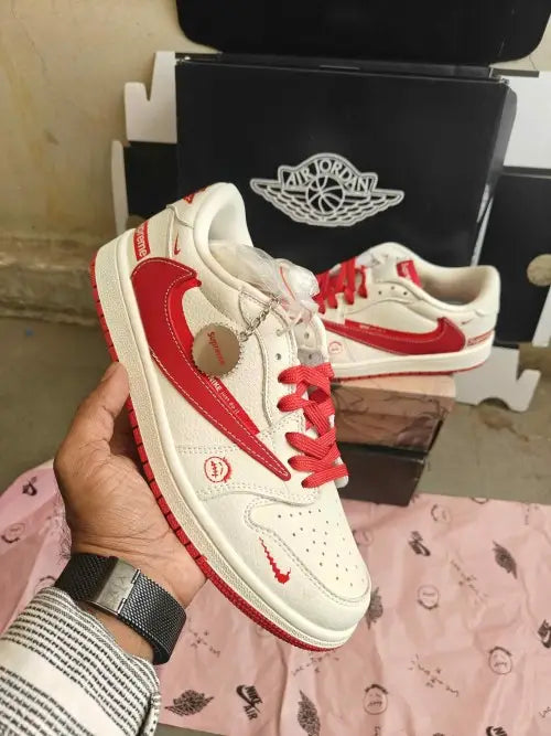 Traviss Scott x Nikee Air Jordan 1 Low x Supremee Secondary image