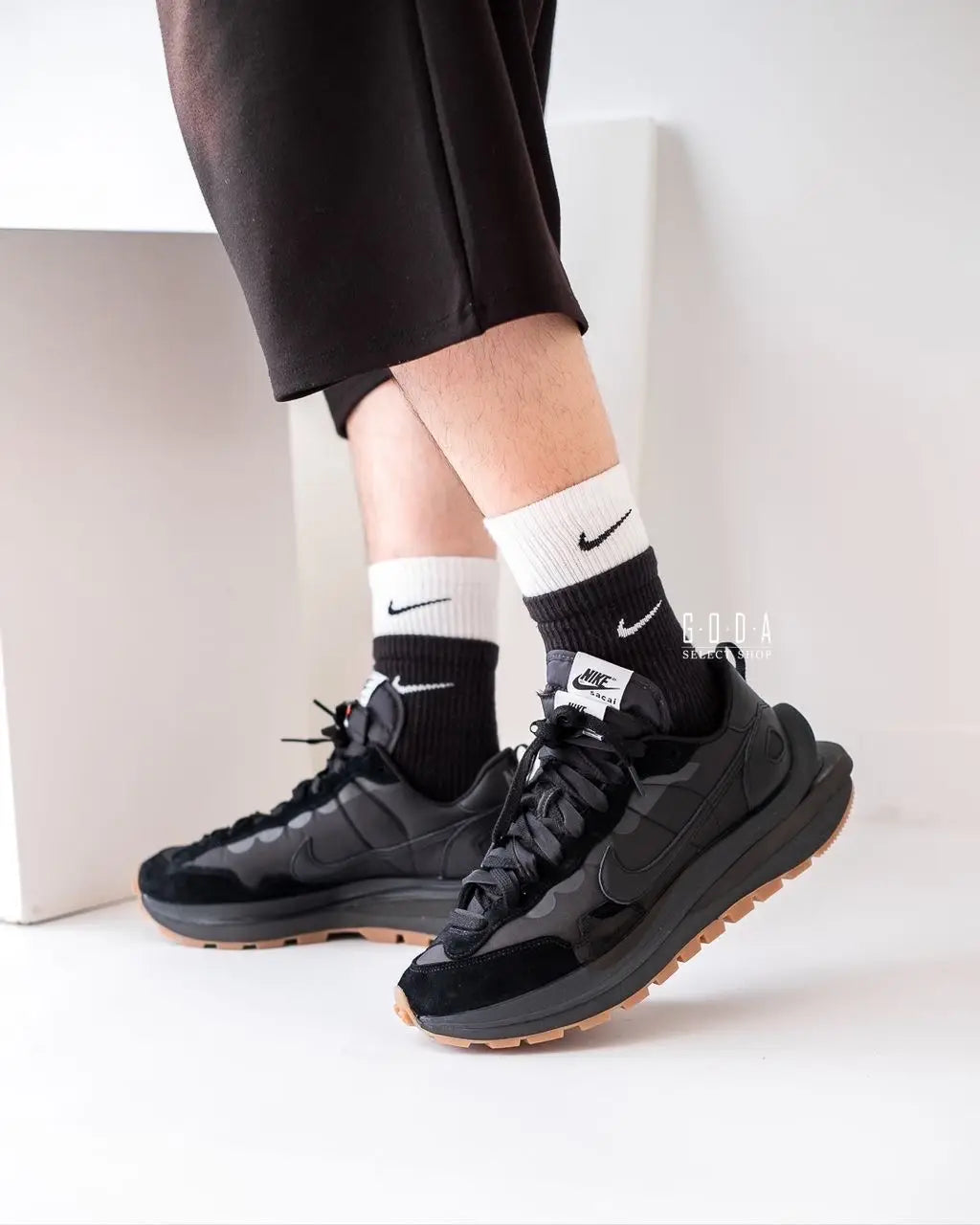 Nike_Sacai Vaporwaffle Black Gum Shoes Secondary image