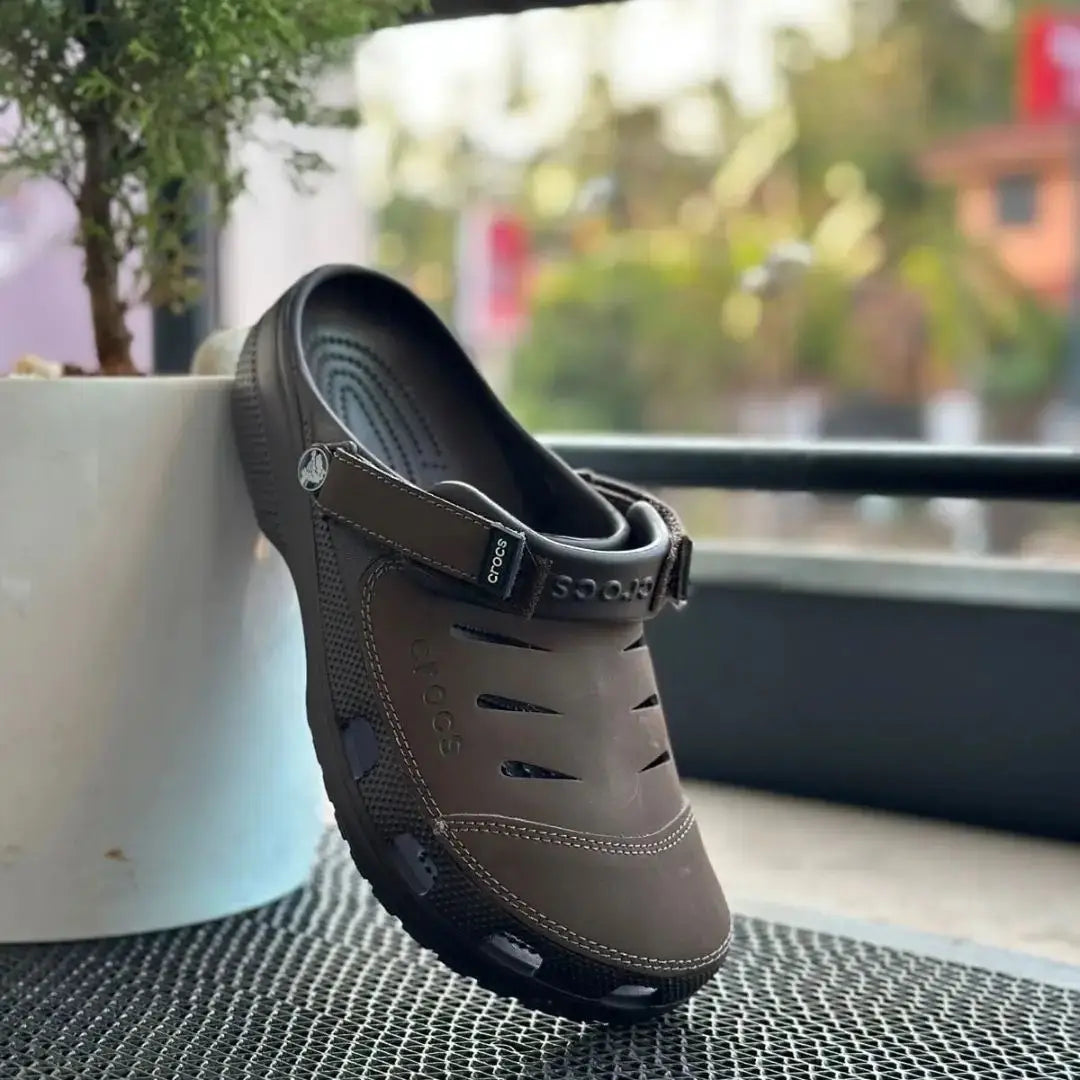 Crocs_Yukon Vista Dark Brown Clogs Secondary image