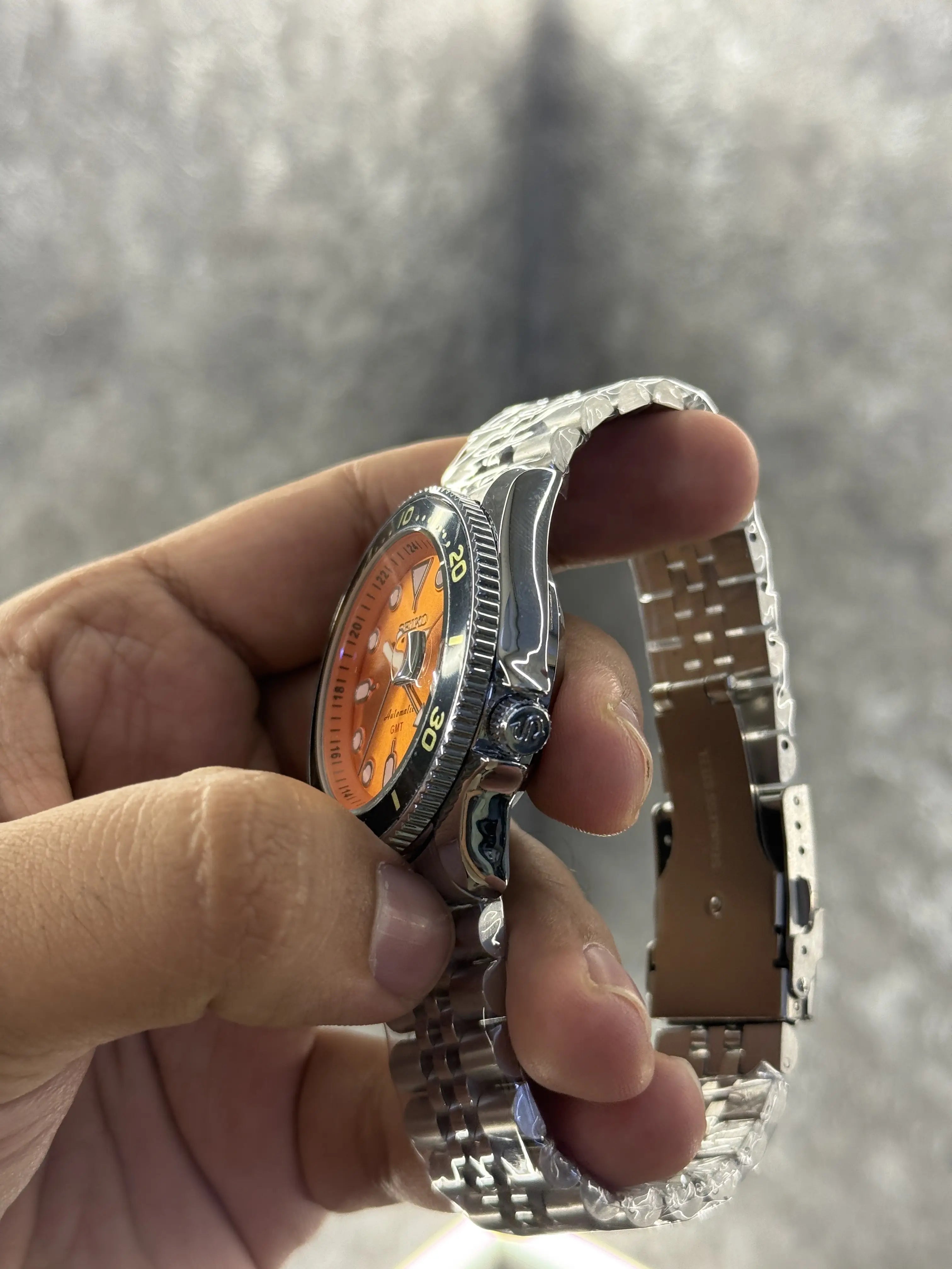 Seiko 5 GMT Orange Back Open 080