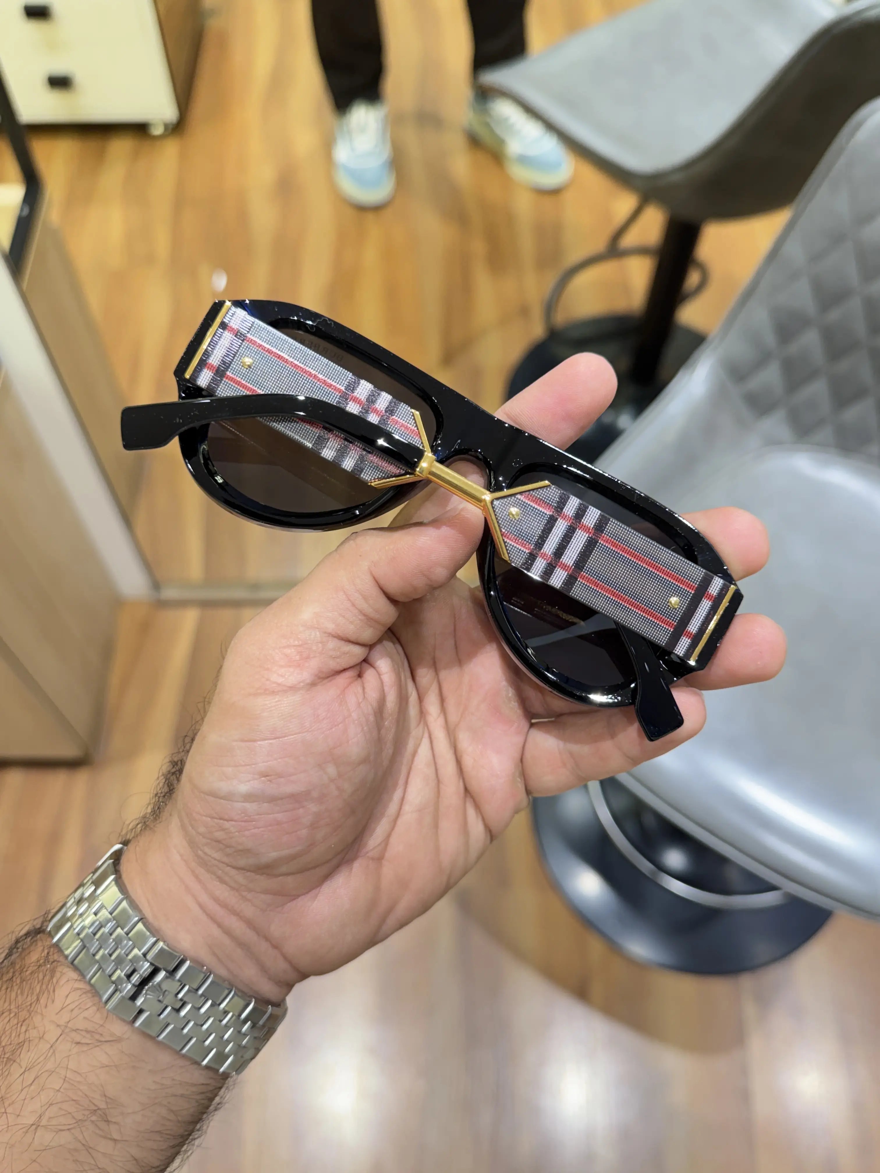 Burberry_98412_black_gold
