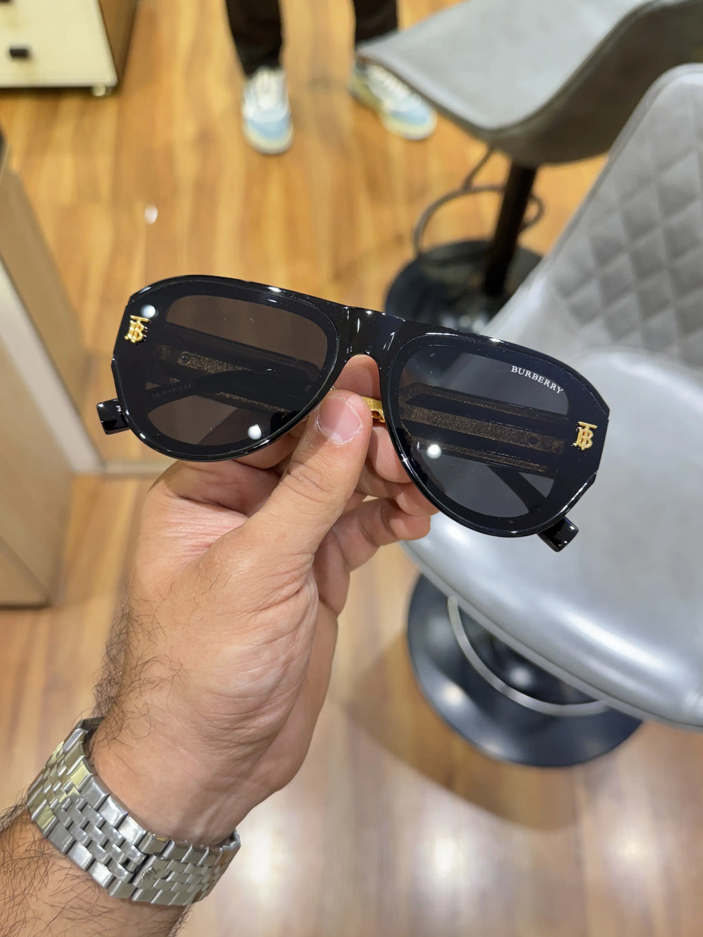 Burberry_98412_black_gold