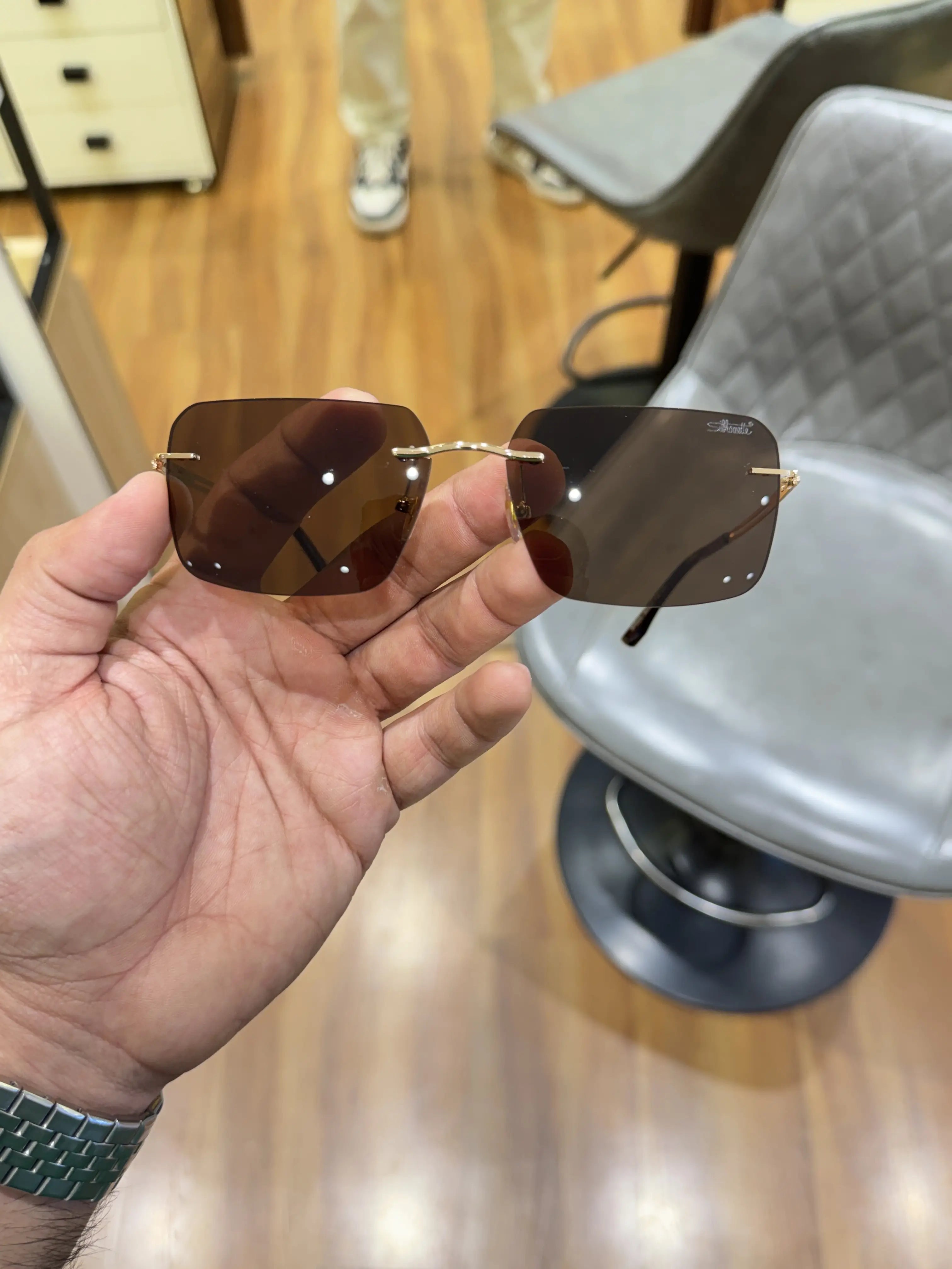 silhouette_0020_gold_brown