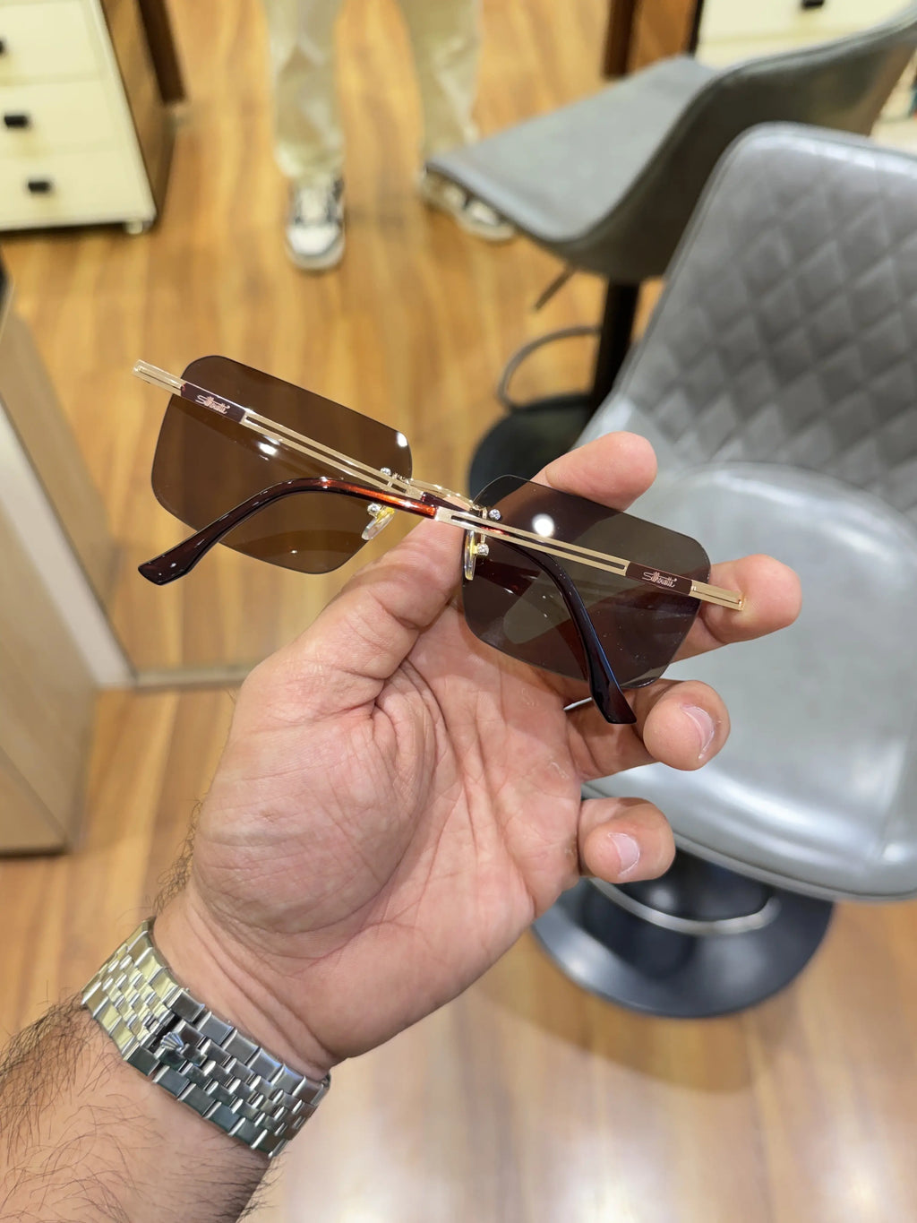 silhouette_0020_gold_brown