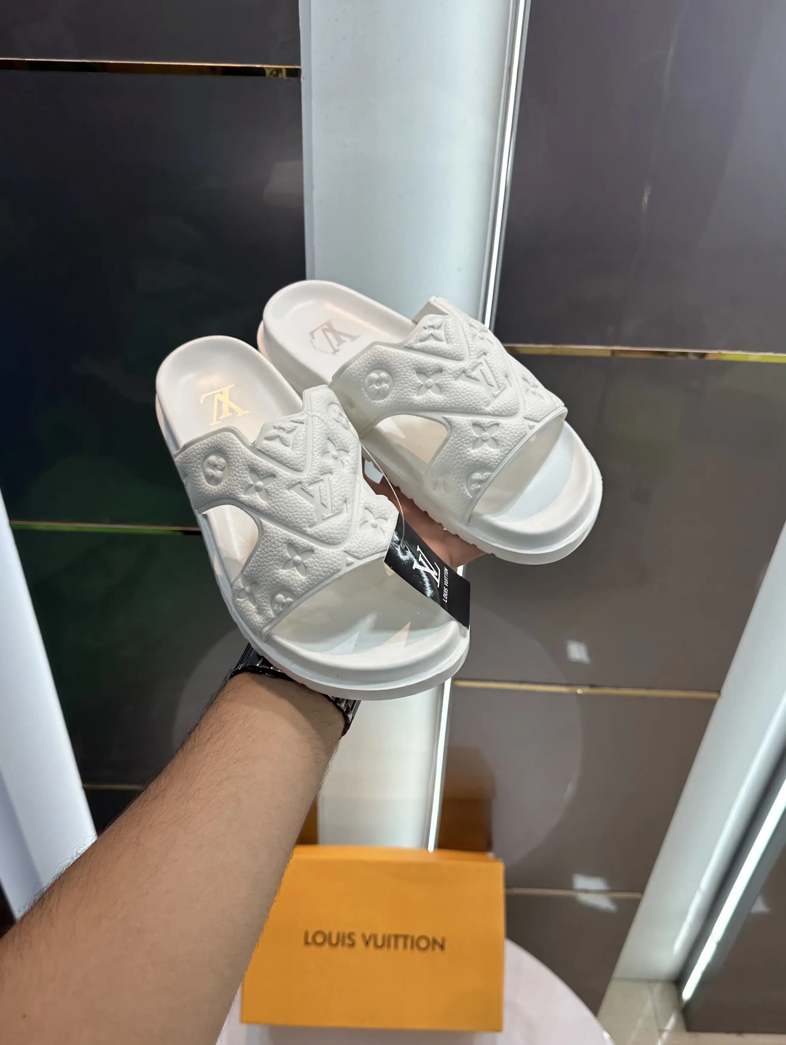 Louis_Vuitton Oasis Waterfront Mule White Secondary image