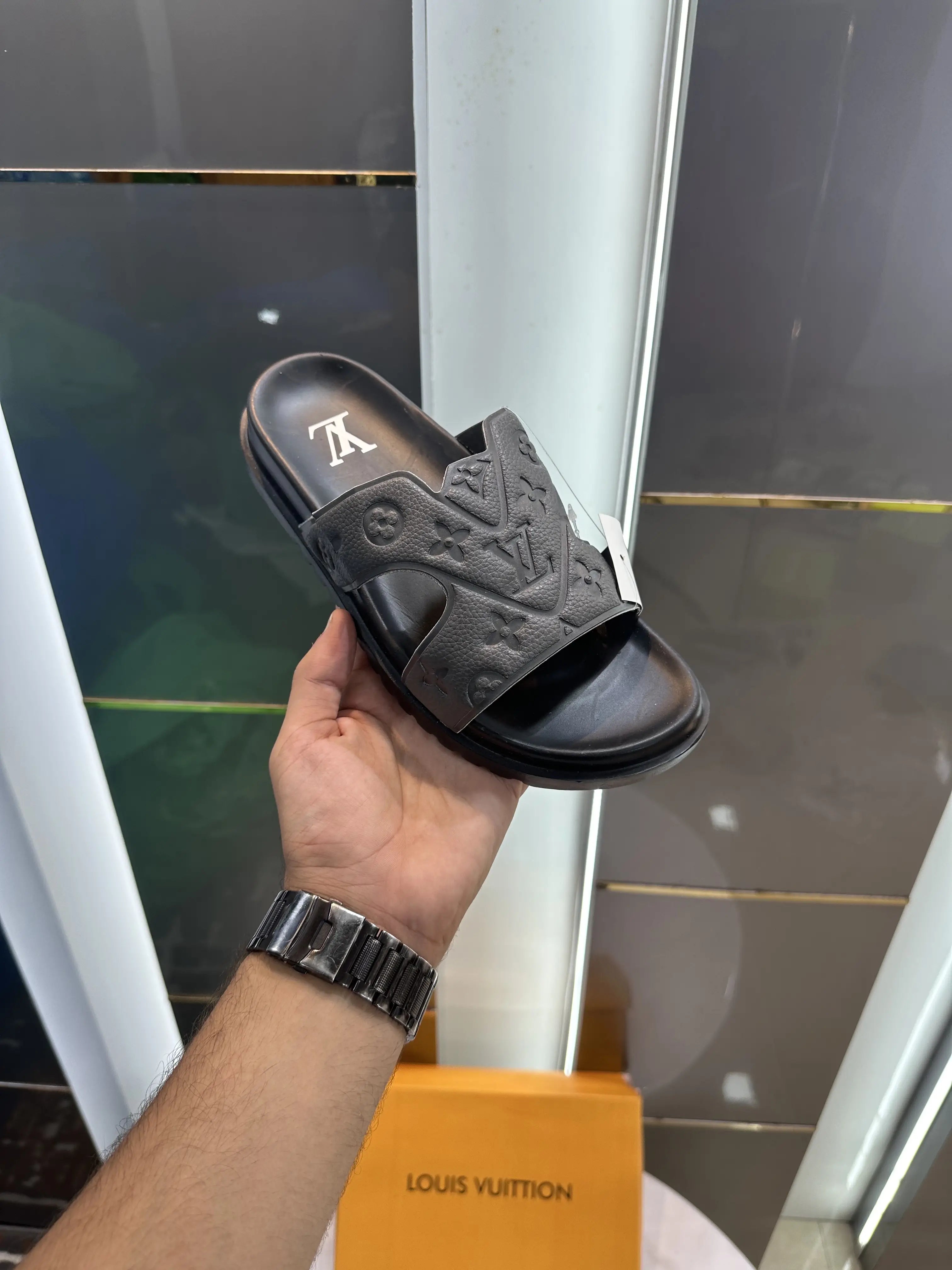 Louis_Vuitton Oasis Waterfront Mule Grey Secondary image