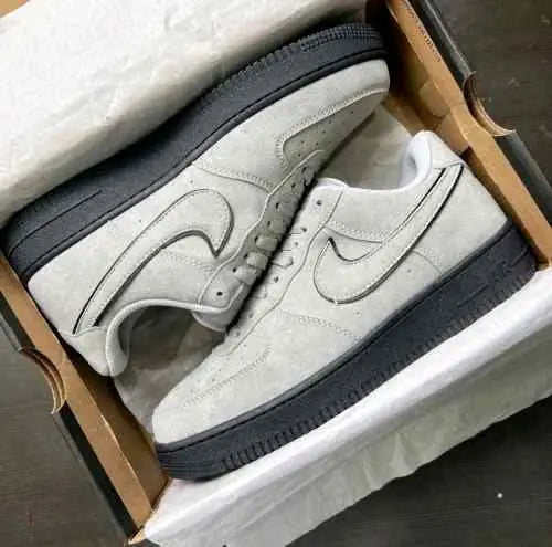 NIKkEE AIRFORCE SUEDE BLACK SMOKE GREY