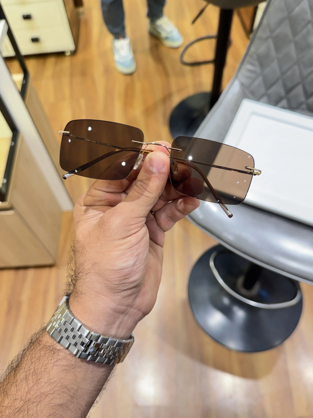 silhouette_0017_gold_brown
