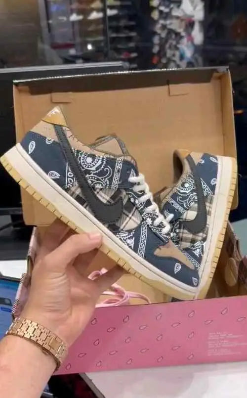 nikee sb dunk low travis scott bandhana