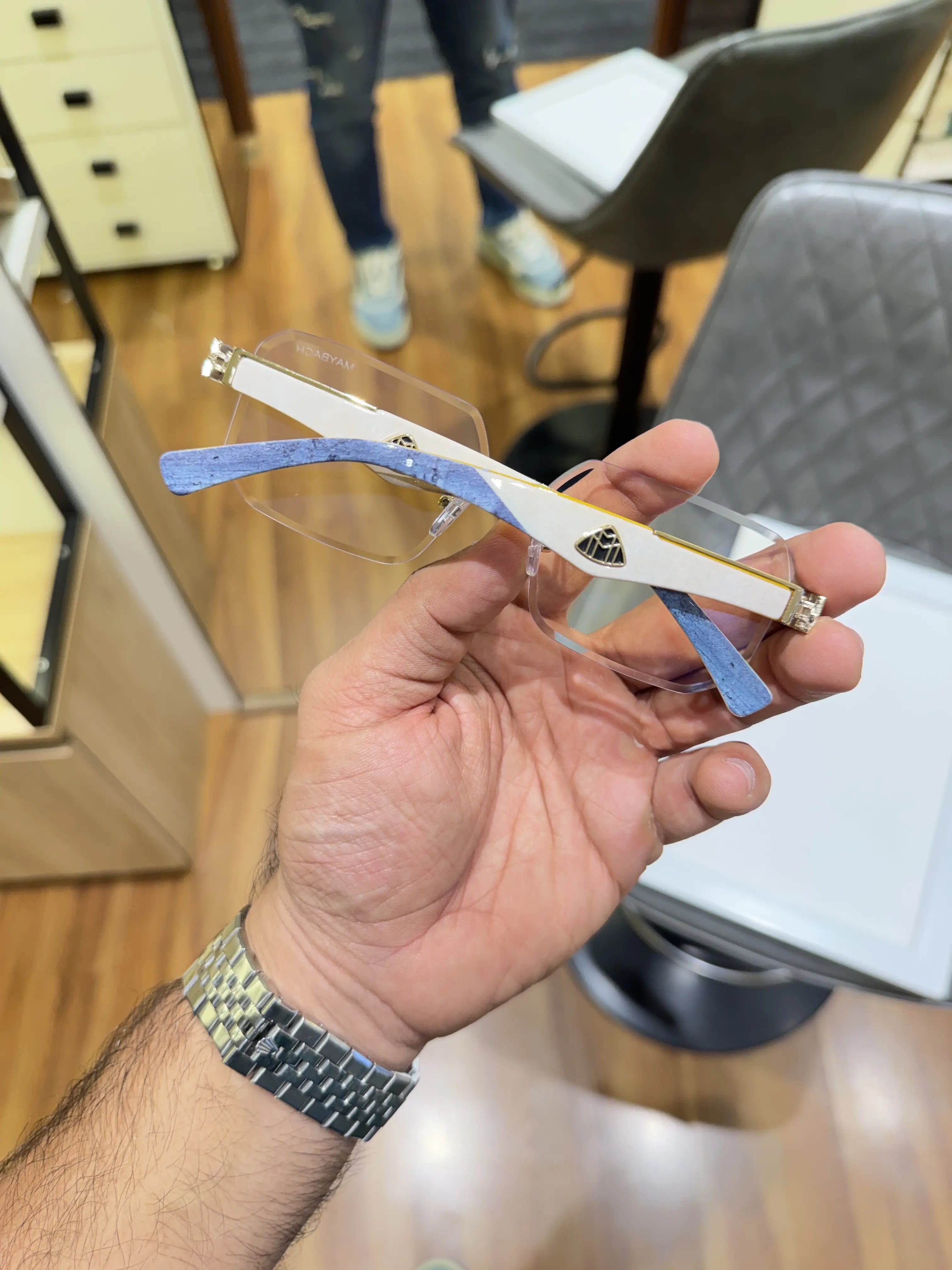 Maybach_7348_gold_plano_white_blue