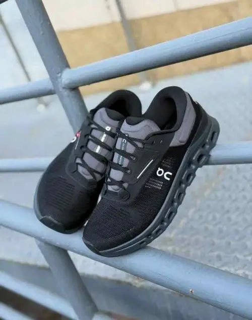 on Cloud stratus 3 - Black Secondary image