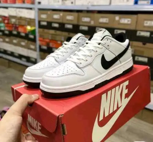 nikee dunk low white black Secondary image