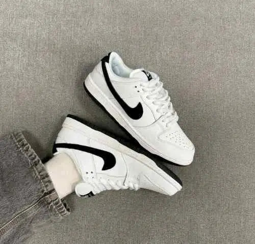 nikee dunk low white black