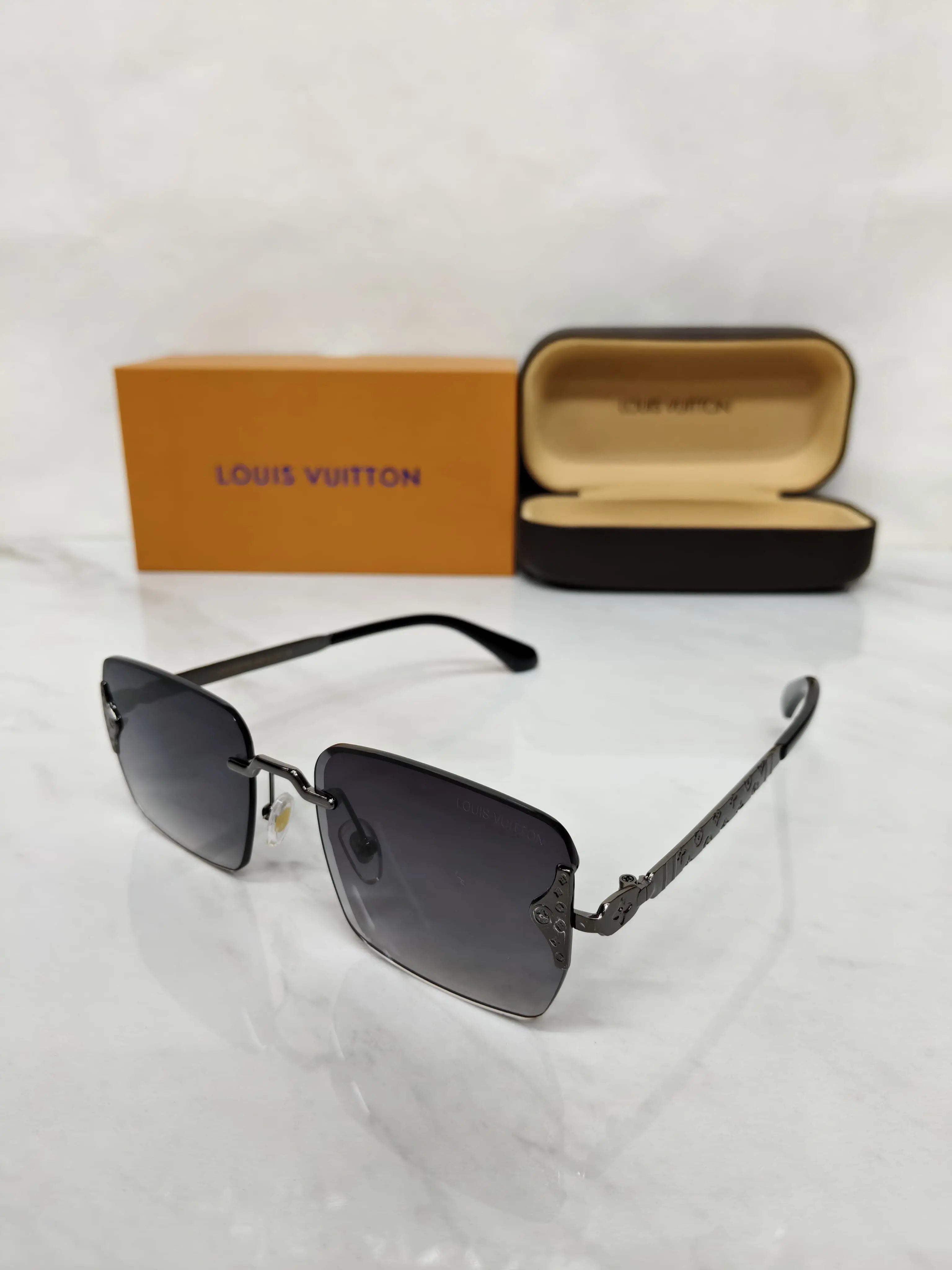 LOUIS VUITTON 2741 BLACK SILVER METAL