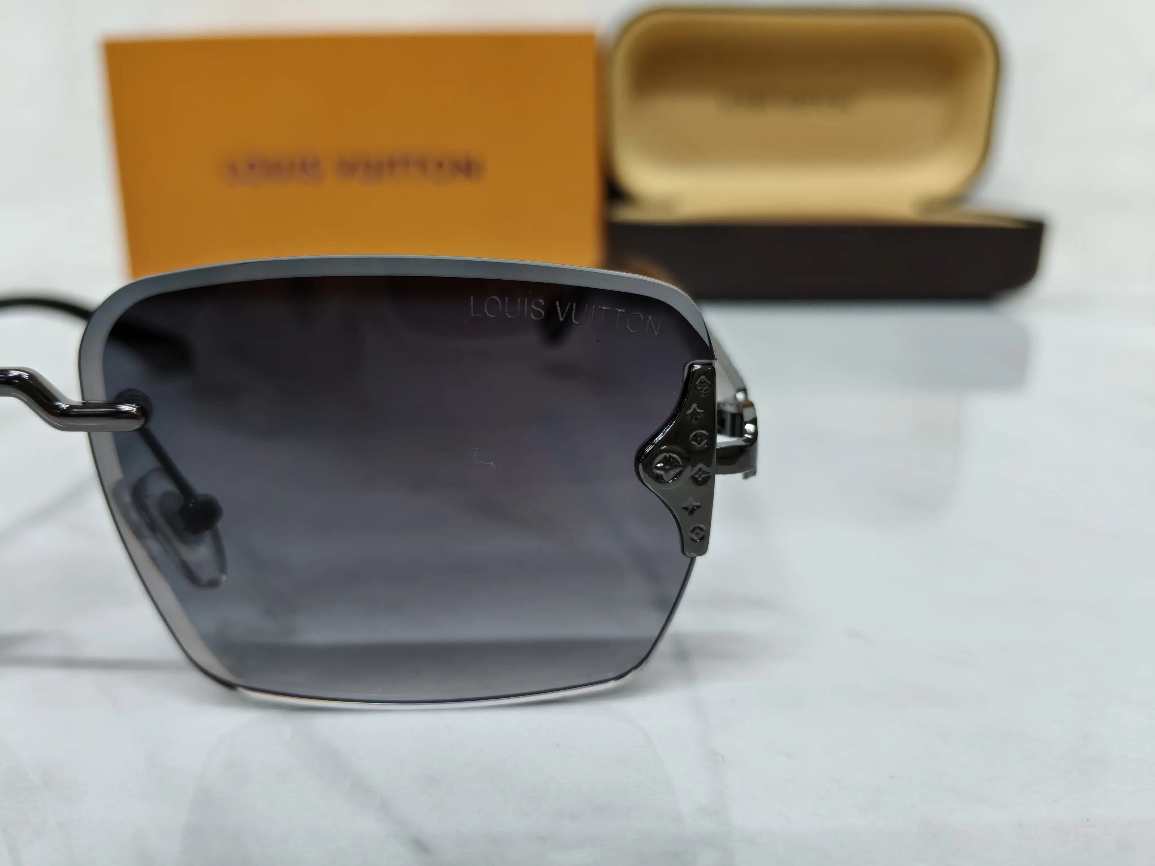 LOUIS VUITTON 2741 BLACK SILVER METAL