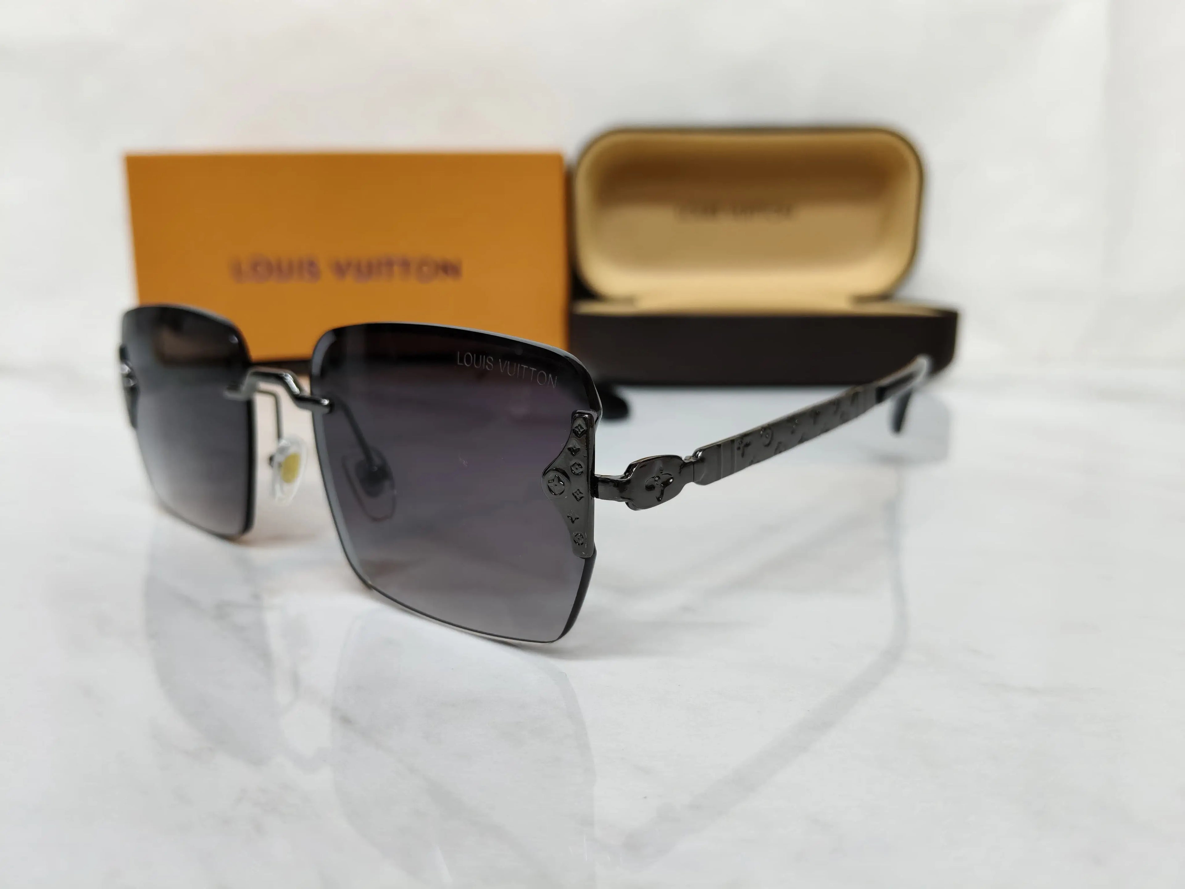 LOUIS VUITTON 2741 BLACK SILVER METAL