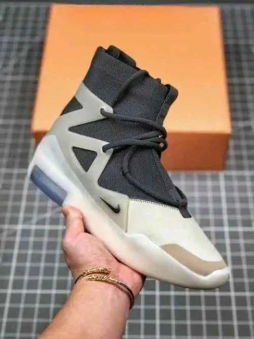 nikee fear of god STRING THE QUESTION