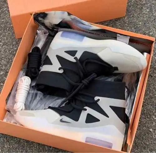nikee fear of god STRING THE QUESTION