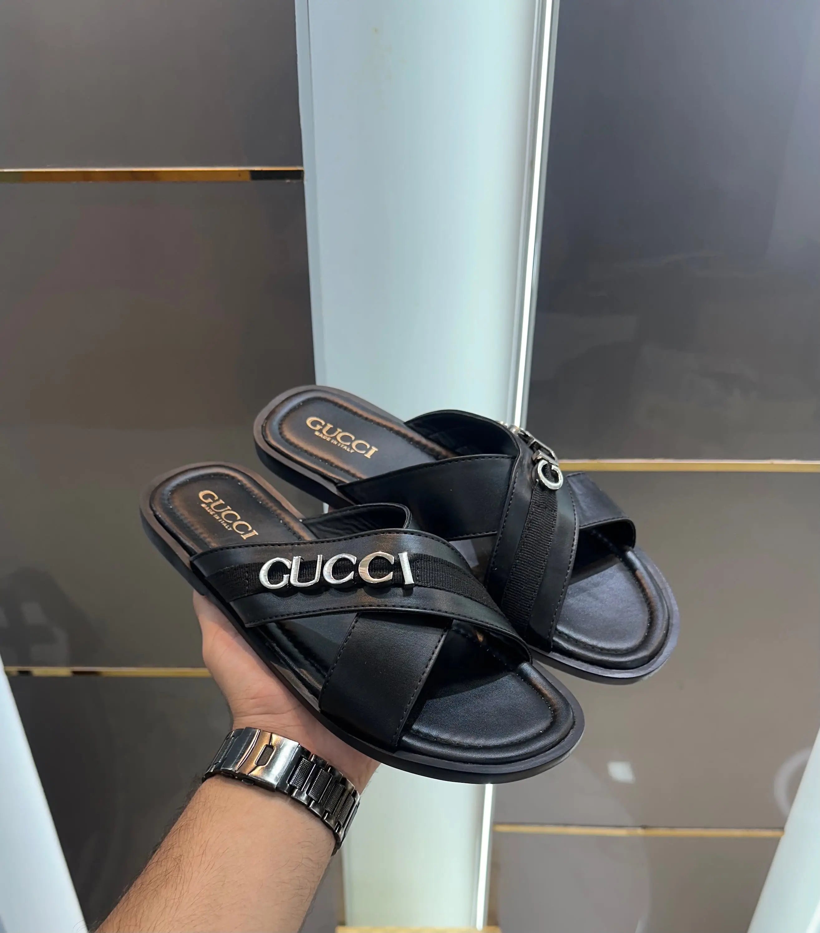 Gucci_Cross Metal Logo Premium Slids Secondary image