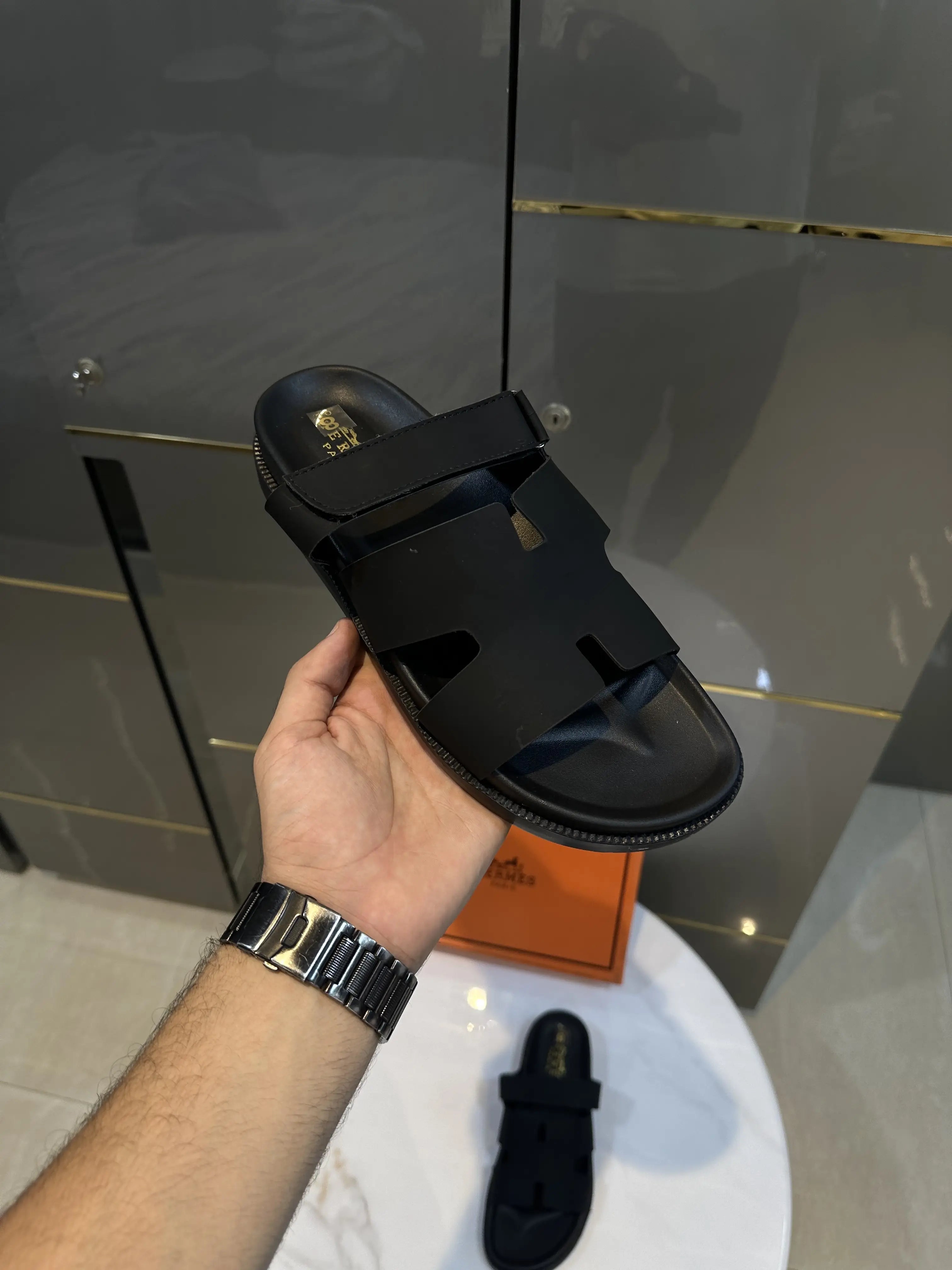 Herms_Premium Black Slide Secondary image