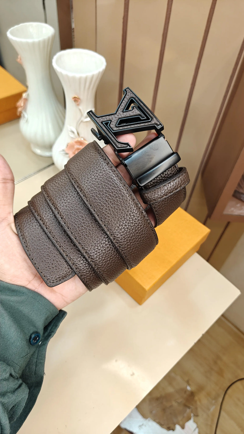 LV L0UI5 VUI·tToN PREMIUM QUALITY IMPORTED AUTOLOCK BELT WITH OG BOx LV-206