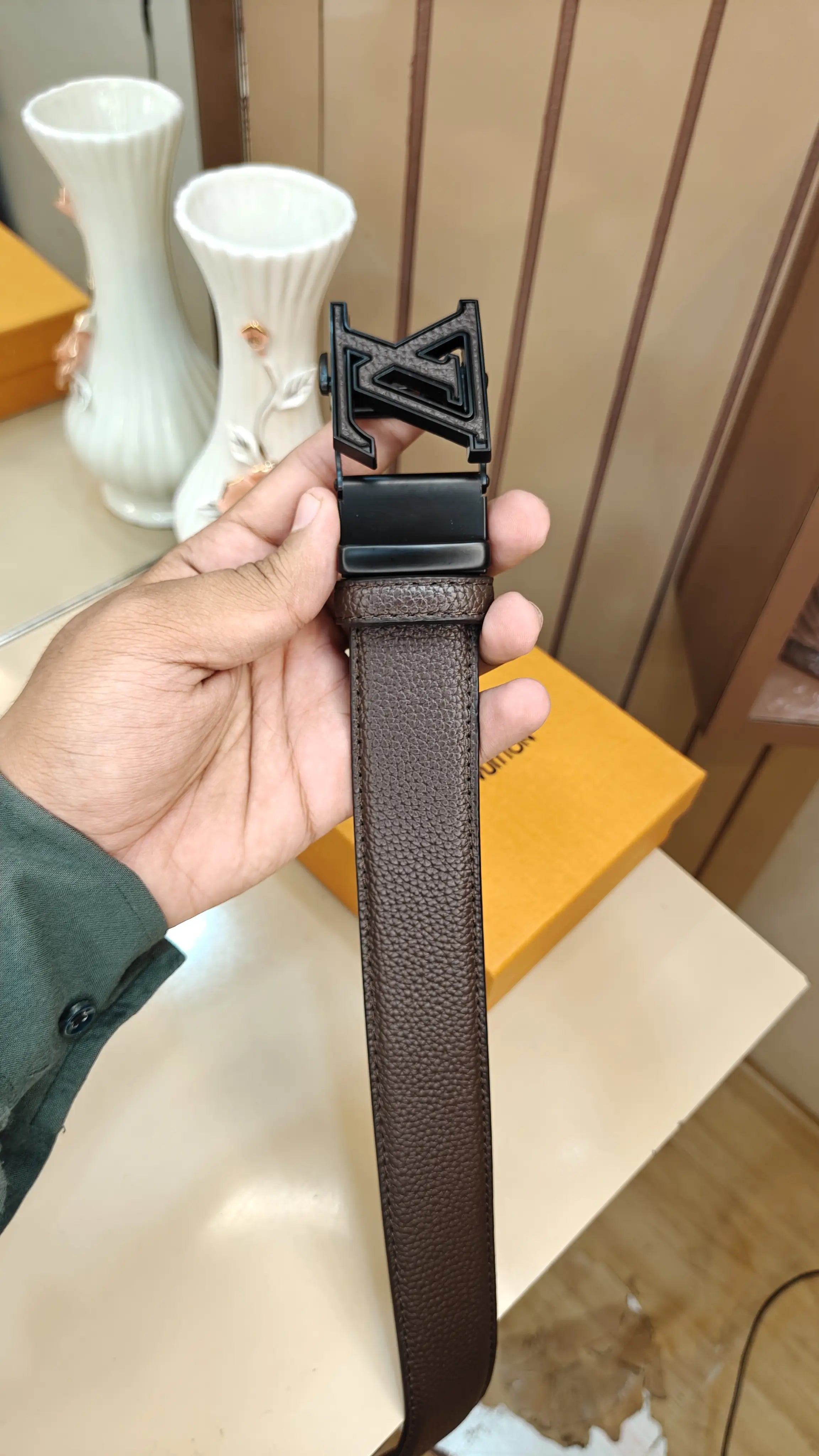LV L0UI5 VUI·tToN PREMIUM QUALITY IMPORTED AUTOLOCK BELT WITH OG BOx LV-206
