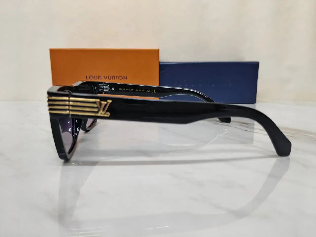 LOUIS VUITTON 2943 BLACK GOLD